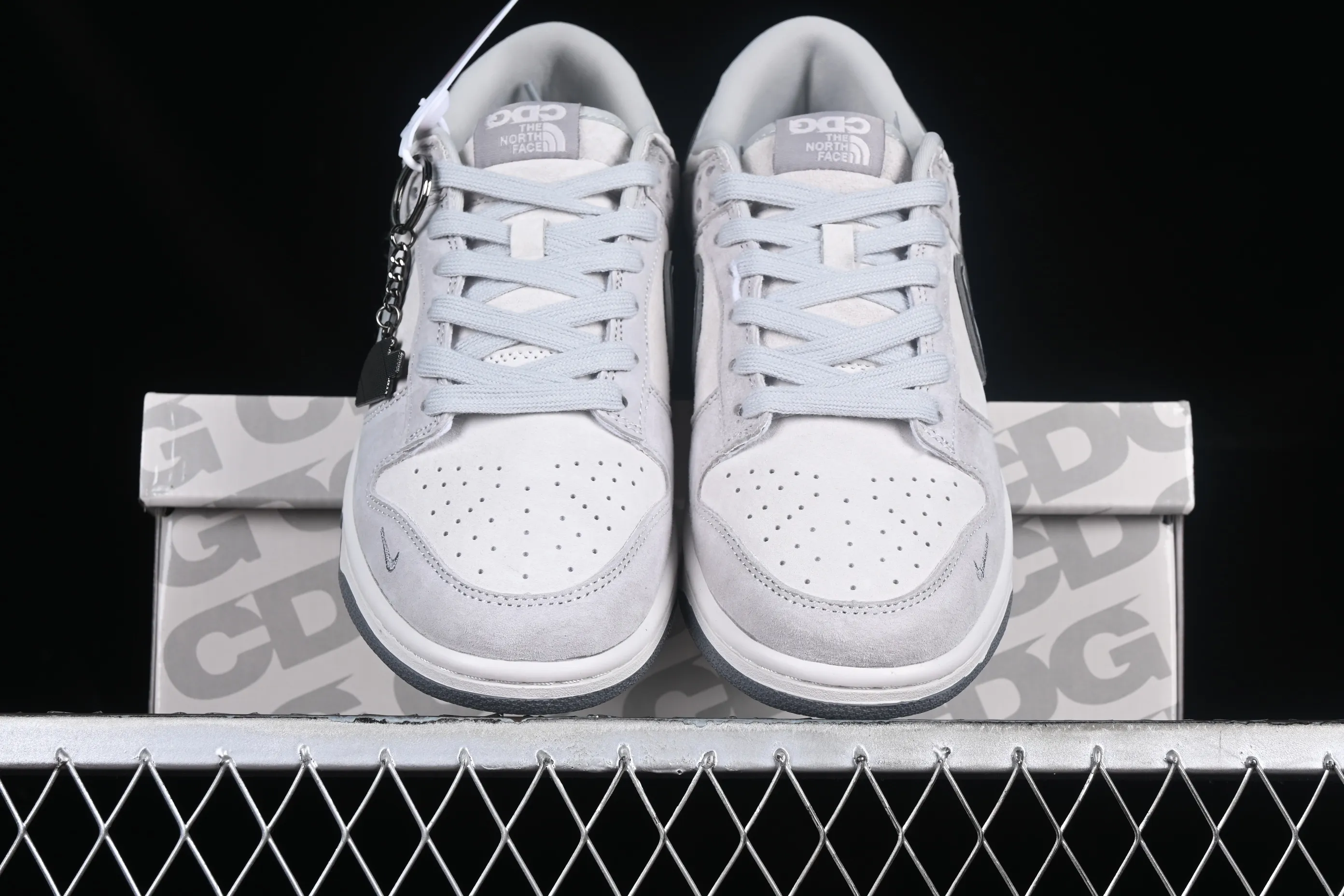 All Categories Nk SB Dunk Series Nk SB Dunk Low Low-top sneakers Nk Dunk Low North CDG joint-grey Three-party joint SB low-top casual sneakers FC1688-181